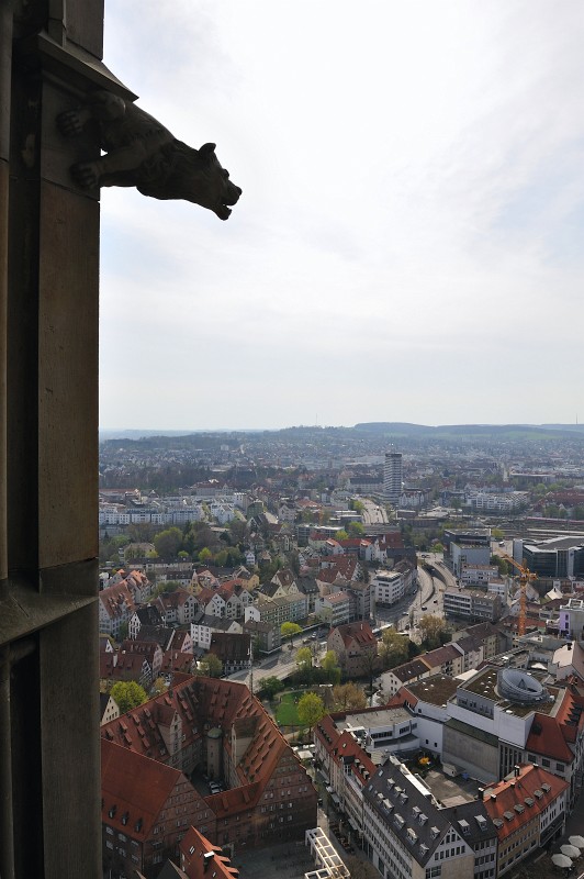 Ulm0409-48.jpg - Hilfe, ist das ein Turm oder ein Flugzeug? So langsam habe ich wirklich genug von dieser Höhe.