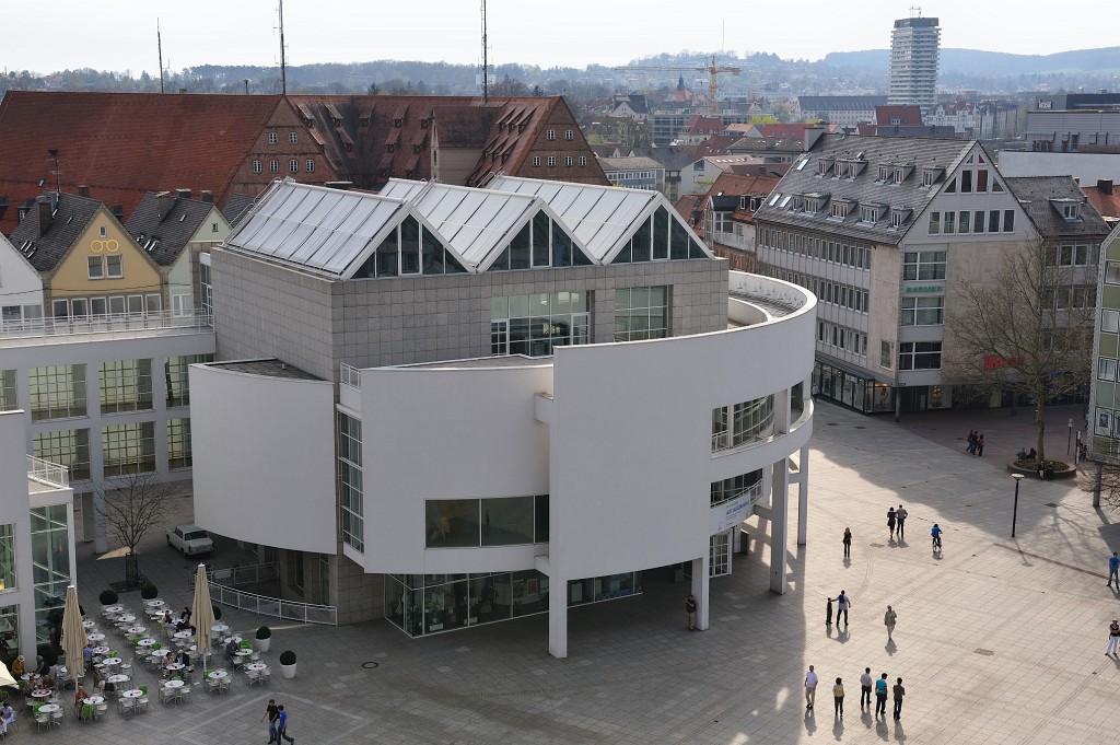 Ulm0409-53.jpg - Aha. So langsam nähern wir uns dem Ende. Dieses Bild habe ich beim Abstieg vom Turm aus gemacht. Es zeigt das Ulmer Stadthaus mit seiner, wie ich finde, gelungen Architektur. Dort finden zum Beispiel Ausstellungen statt.