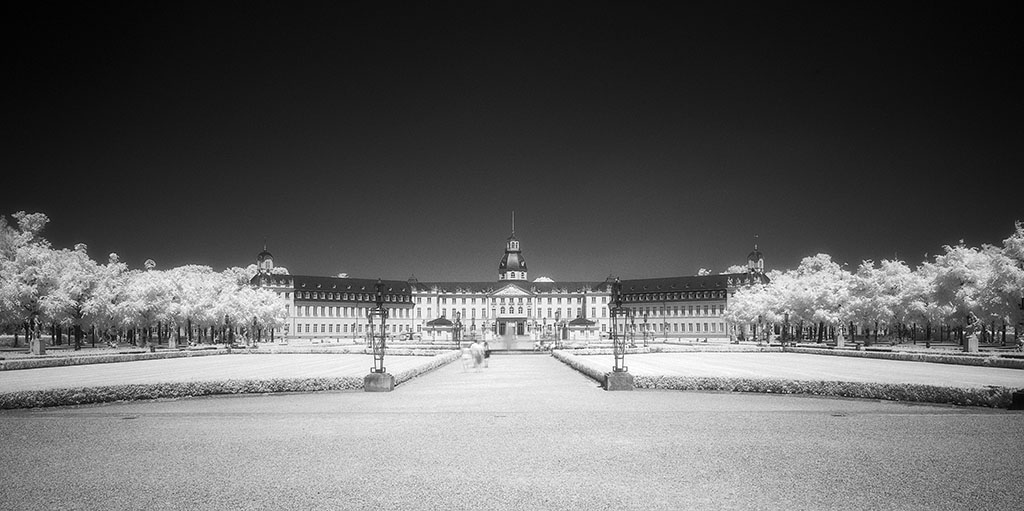 IR5.jpg - Wir sind hier in Karlsruhe vor dem Schloss. Interessanterweise leuchtet der Himmel dahinter im infraroten Licht.