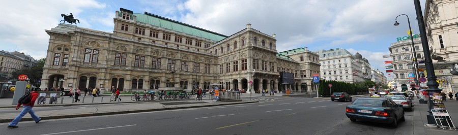 Wien-009.JPG - So weit gilt es herauszuzoomen, wenn man die gesamte Oper aufs Bild bekommen möchte. Immer gut, wenn man ein Superweitwinkel der Marke PTGUI dabei hat.
