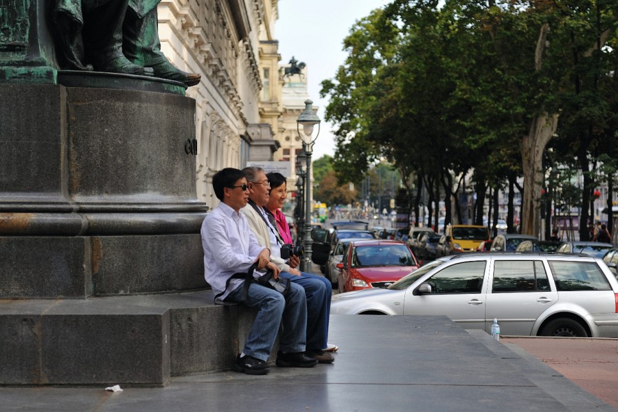 Wien-029.JPG - ...scheint auch in China (oder Japan?) berühmt und bekannt zu sein. Man liegt ihm nicht zu Füßen, aber sitzen ist auch ok, oder?