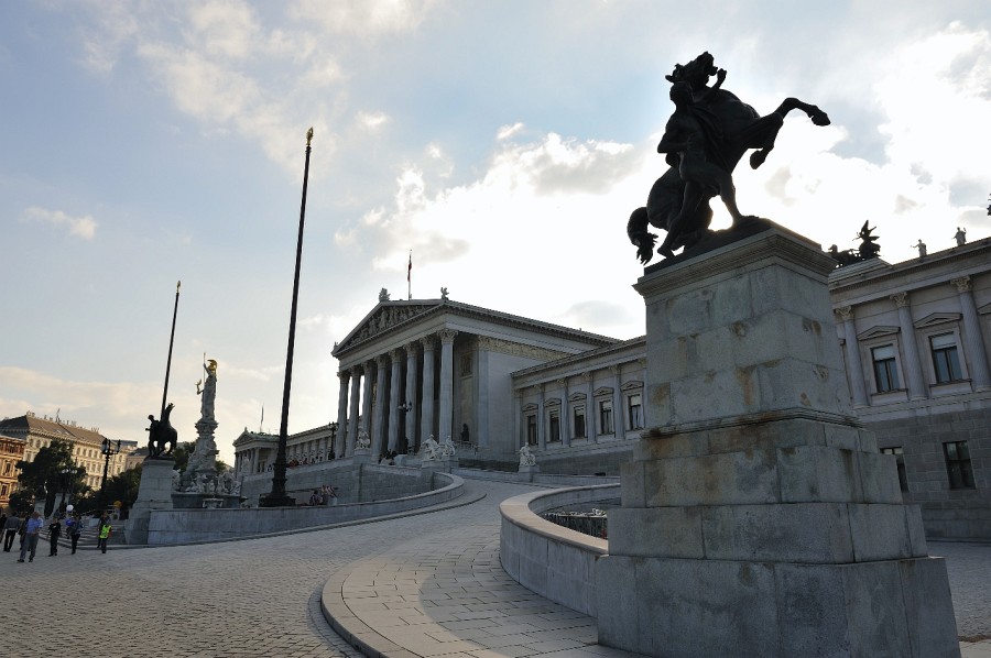 Wien-047.JPG - Das Parlamentsgebäude in Wien. Ganz klassisch wacht Pallas Athene darüber, dass hier  weise Entscheidungen gefällt werden.