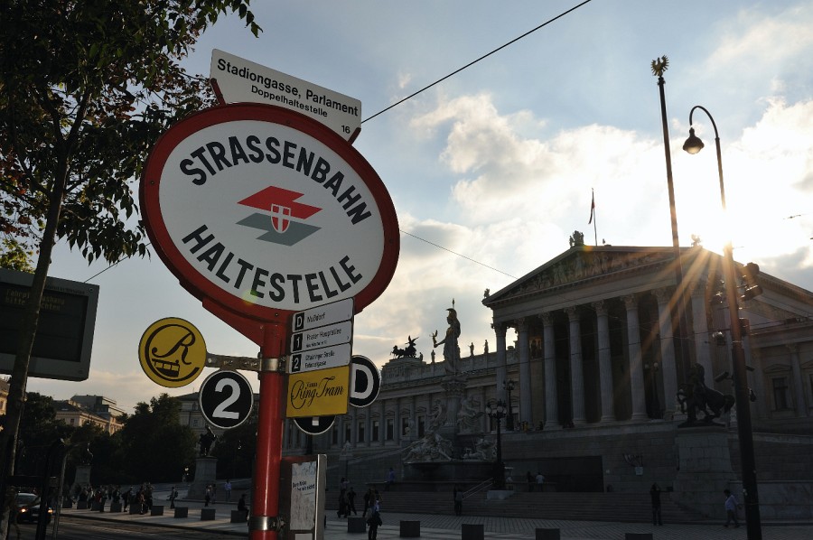 Wien-048.JPG - Wenn die schwarze Dienstlimousine mal in der Werkstatt ist, kann der Politiker auch mit öffentlichen Verkehrsmitteln anreisen.