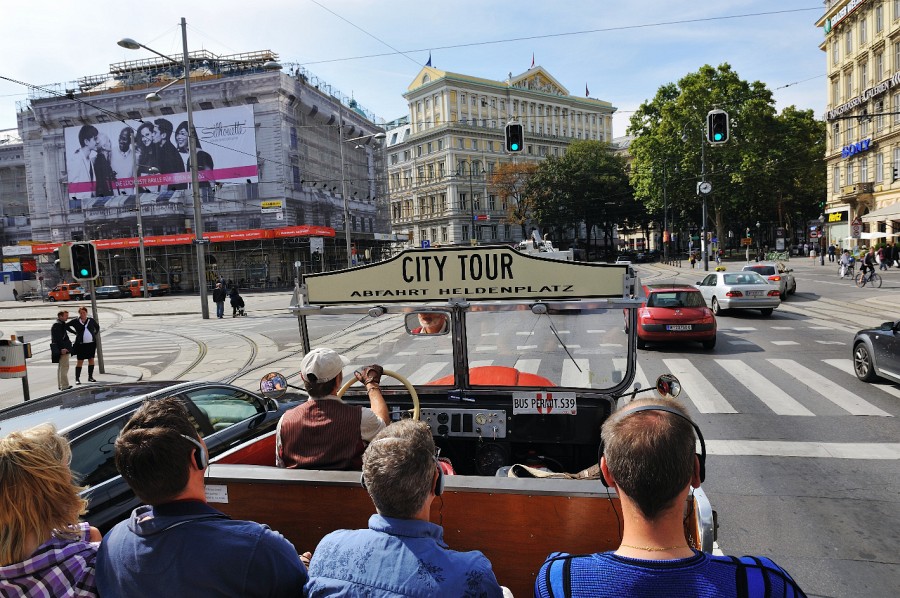 Wien-058.JPG - Die Fahrt führt meist um den Ring. Dort verlief einst die Stadtmauer.
