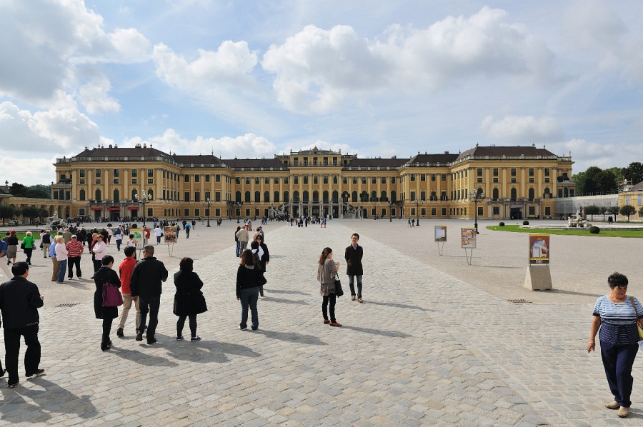 Wien-071.JPG - Es sammeln sich Unmengen von Touristen, die sich allerdings auf dem weiträumigen Gelände gut verteilen.
