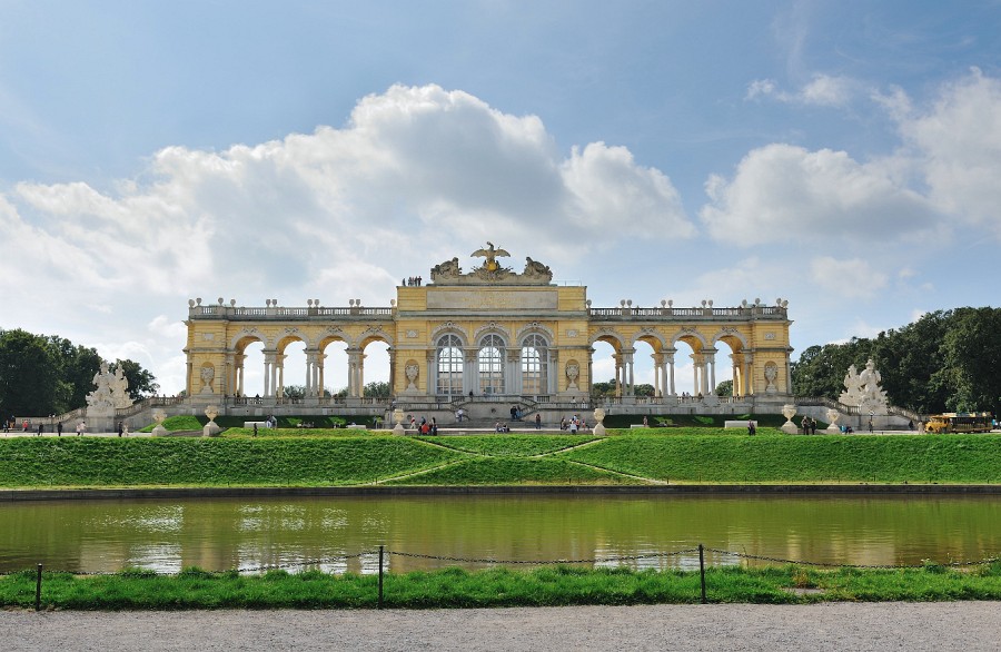 Wien-073.JPG - Die Gloriette in Schönbrunn. Hier kann man gepflegt mit Blick auf Schönbrunn essen und trinken. Da wäre ich siebzehnhundertsowieso gerne mal Gast oder Gastgeber gewesen: "Küss die Hand gnädige Frau!"