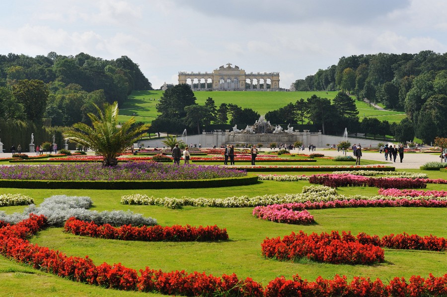 Wien-080.JPG - Na gut, Gloriette. Dort hinten liegt sie auf dem Hügel.