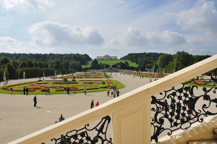 Wien-083.JPG - Es sieht nicht nur weit zur Gloriette aus.