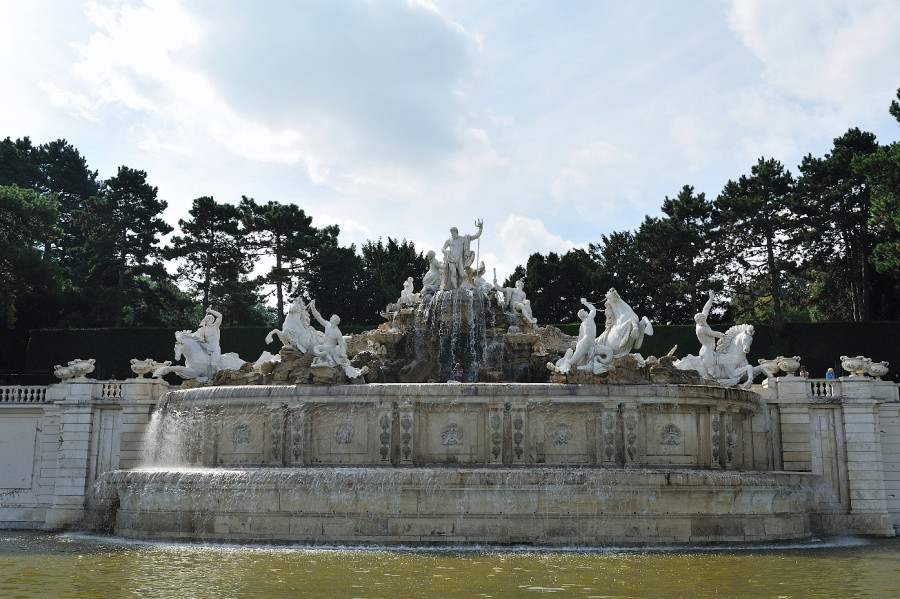 Wien-086.JPG - Neptun mit seinem Dreizack erhebt hier ganz klar Ansprüche auf diesen Brunnen.