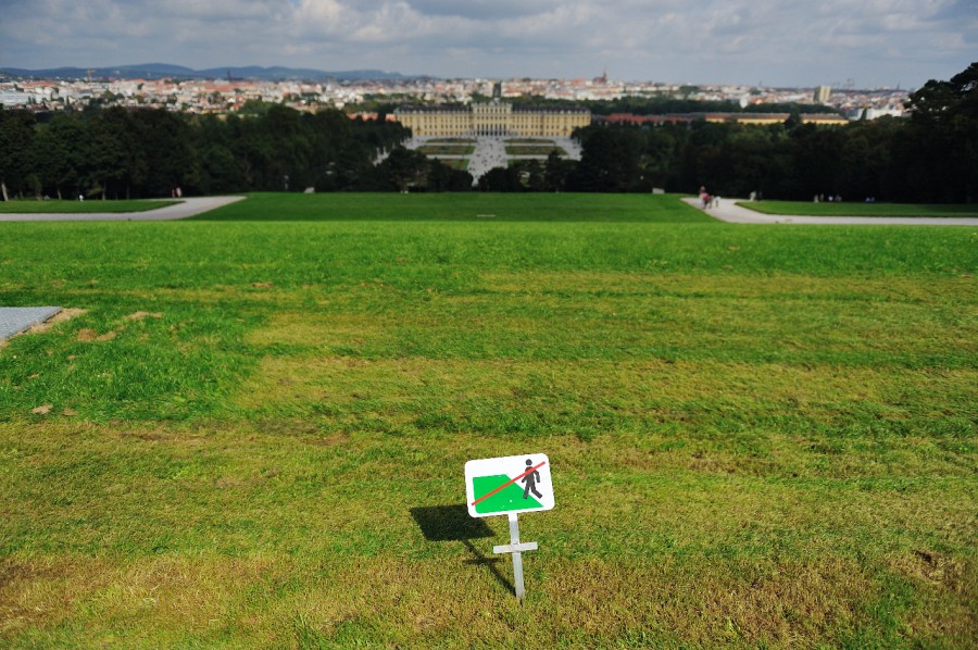 Wien-092.JPG - ...dem nicht nur in Deutschland obligatorischen "Betreten verboten"-Schild.