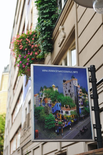 Wien-139.JPG - Eine Webseite hat das Hundertwasserhaus auch.