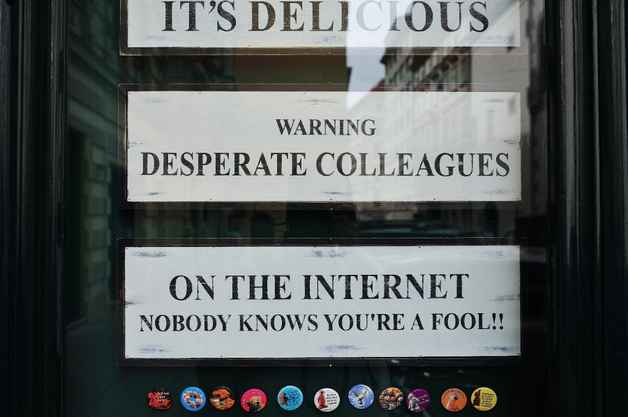 Wien-146.JPG - Ob ich mir das mittlere oder untere Schild mit ins Büro nehmen sollte?