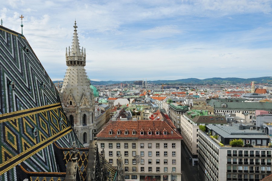 Wien-154.JPG - Diese Kacheln auf dem Dach sind typisch für den Stephansdom.