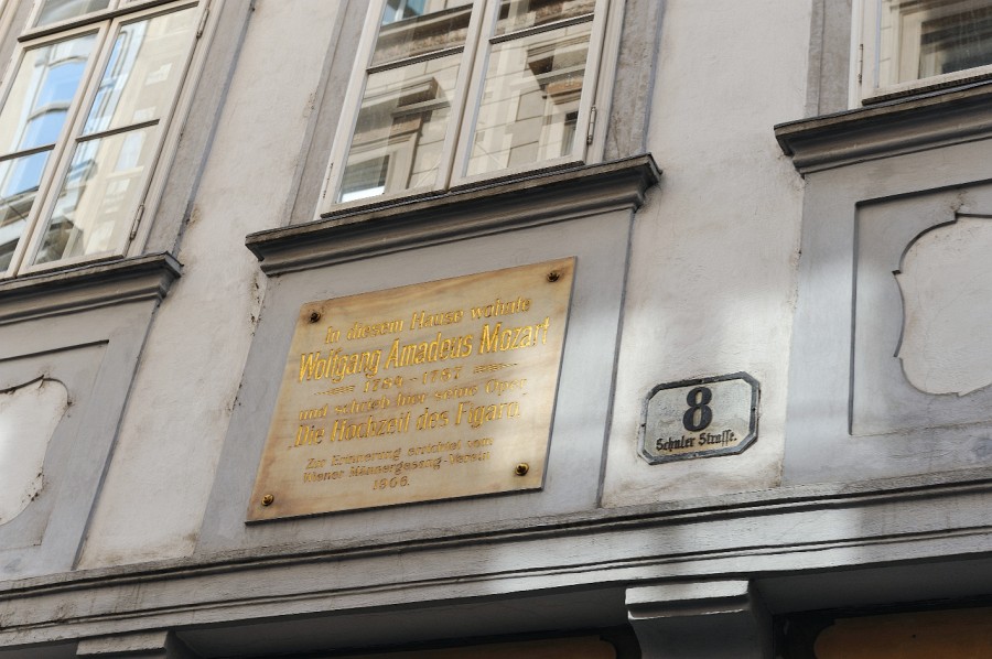 Wien-159.JPG - ...1784 bis 1787 lelebt und die Hochzeit des Figaro geschrieben hat. Jetzt aber im Ernst: Er war ohne jeden Zweifel ein Genie! Ich mag besonders das Klavierkonzert Nr. 20 KV466, bei dem ich jedes Mal Herzklopfen und eine Gänsehaut bekomme, wenn ich nur die ersten Töne höre. Ah!!!