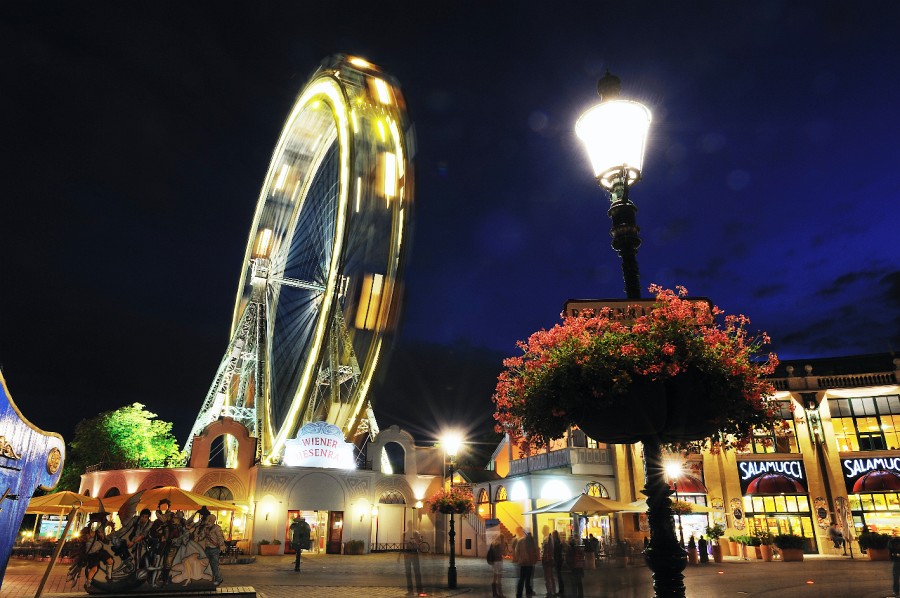 Wien-187.JPG - Man könnte fast glauben, das Riesenrad käme gleich angerollt.
