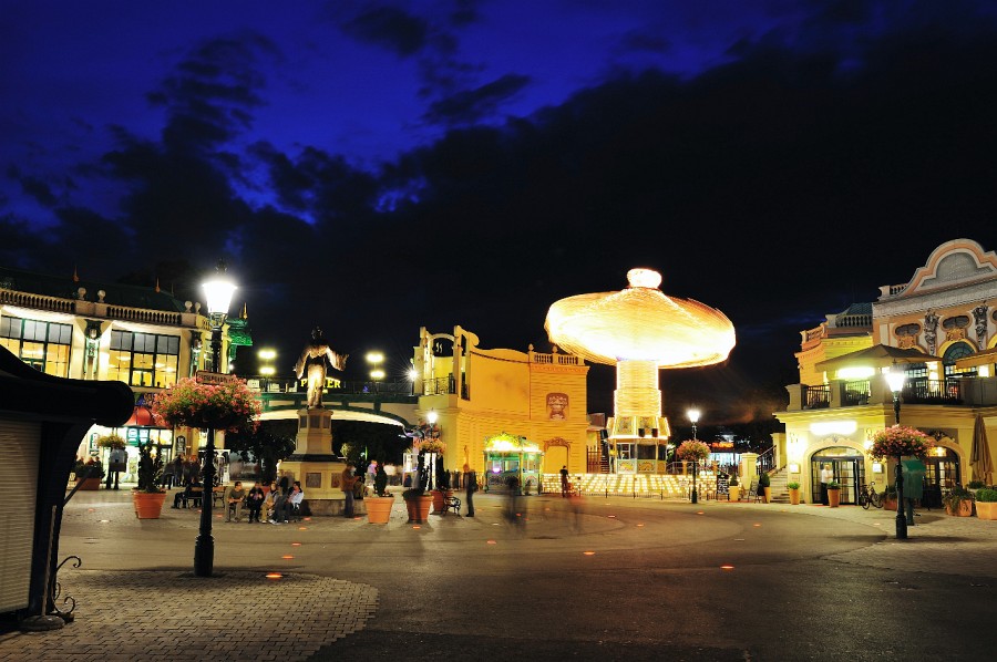 Wien-188.JPG - Nur einige einsame Touristen irren an diesem Abend durch den Prater.