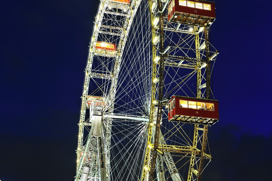 Wien-189.JPG - Mittlerweile sind nur noch halb so viele Gondeln am Riesenrad befestigt. Ich denke, das verbessert unter anderem die Aussicht.