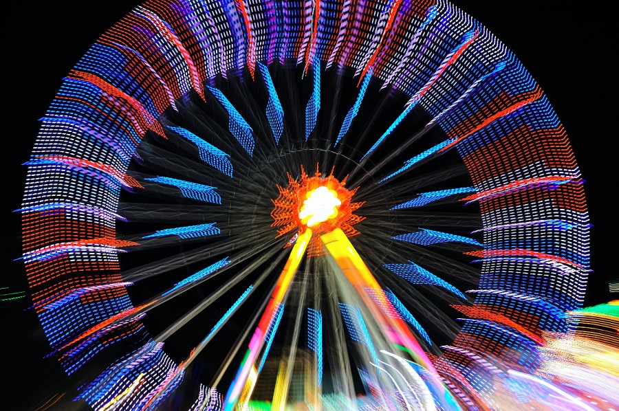 Wien-193.JPG - Eine technische Blume aus Licht und Brennweitenveränderung.
