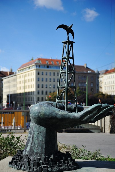Wien-206.JPG - Ein Denkmal für die Ölindustrie? Gesponsort von einem gewissen G.W.Bush? Aber nicht doch!