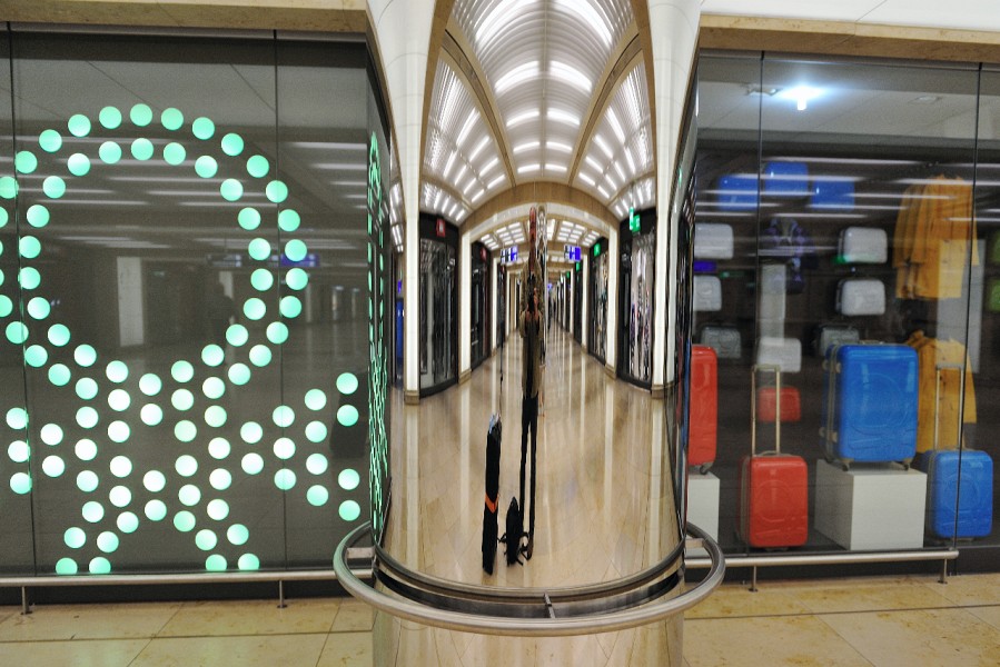 Wien-212.JPG - Ende eines Urlaubs. Hier stehe ich am Frankfurter Flughafen. Mir war leider nicht klar genug, wie wenig Zeit ich nur noch hatte, um den letzten Zug nach Karlsruhe zu erwischen. Zwei Minuten später würde ich mit viel schwerem Gepäck sehr viel und weit rennen. Aber keine Sorge. Es gibt ein "Happy End" und der Protagonist schafft es dann doch noch nach Hause. Ich hoffe, es hat ein wenig gefallen. Tschau und bis zur nächsten Reise!