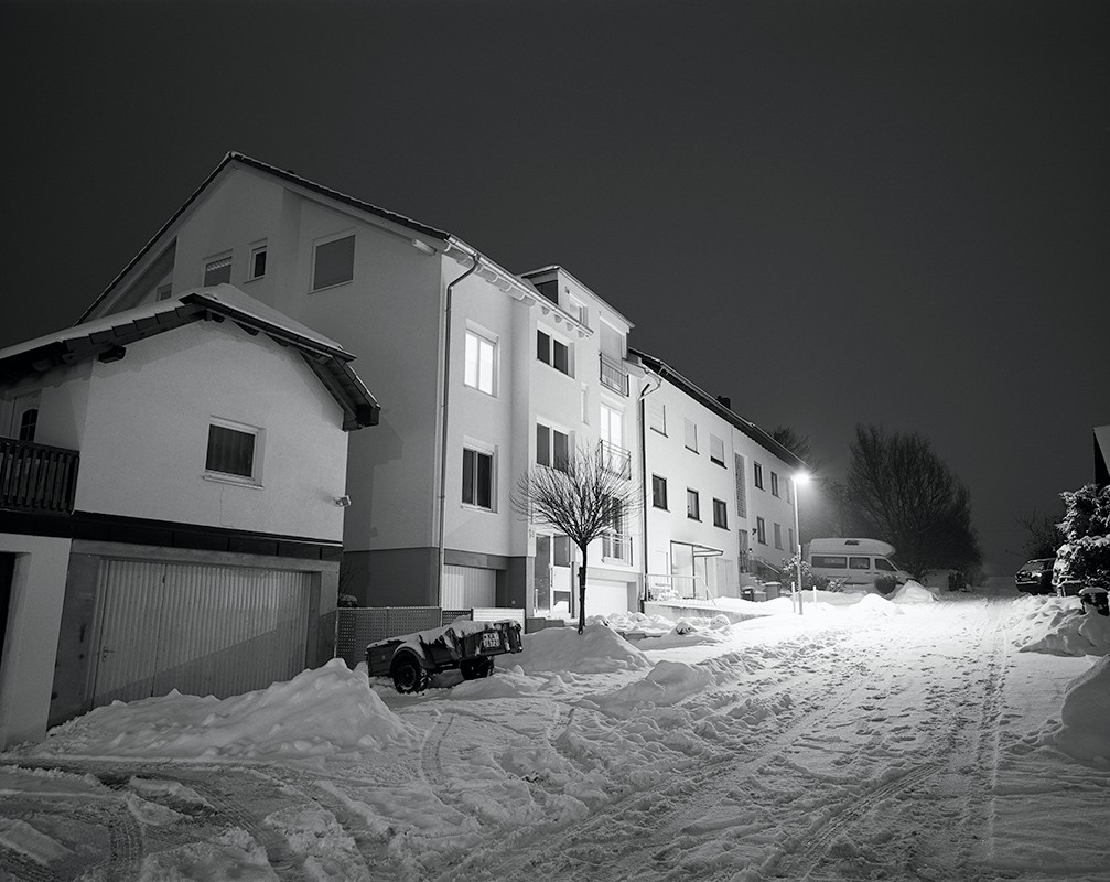 Winter-2009-10-08.jpg - Mein trautes Heim nach einem ziemlich heftigen Schneefall. Auch dieses Bild wurde auf Film aufgenommen. Der Fujichrome Acros leidet kaum unter dem Schwarzschild-Effekt und kann deshalb problemlos (so wie hier) eine Minute lang belichtet werden. Die Auflösung des Bildes ist übrigens im Original keineswegs 1007x800 Pixel. Dies ist ein Scan eines 6x7 Negativs, der im Original etwa 8000x7000 Punkte (mehr als 50 Megapixel!) groß ist. Allerdings ist J-Album bei solch riesiegen Bildern immer mit einer "Out of memory"-Exception abgestürzt, weswegen ich die s/w Fotos vorher noch auf unter ein Megapixel verkleinert habe.