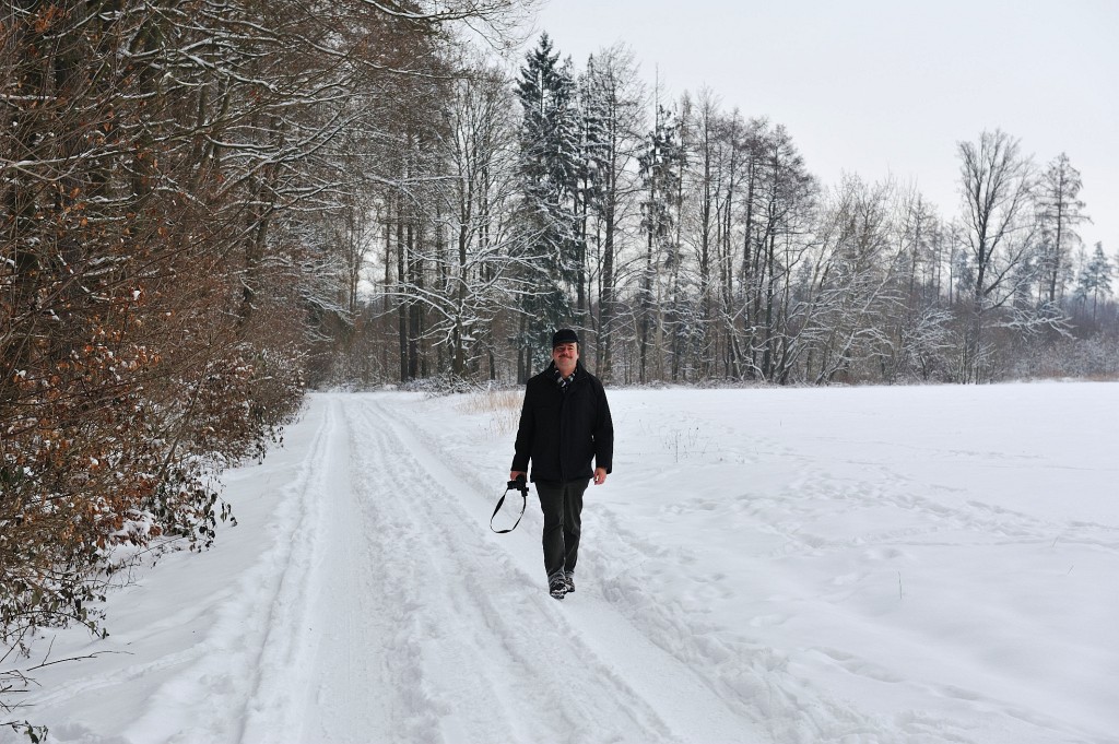 Winter-2009-10-12.jpg - Stefan beim winterlichen Spaziergang. Ich komme näher, und näher und näher, und...