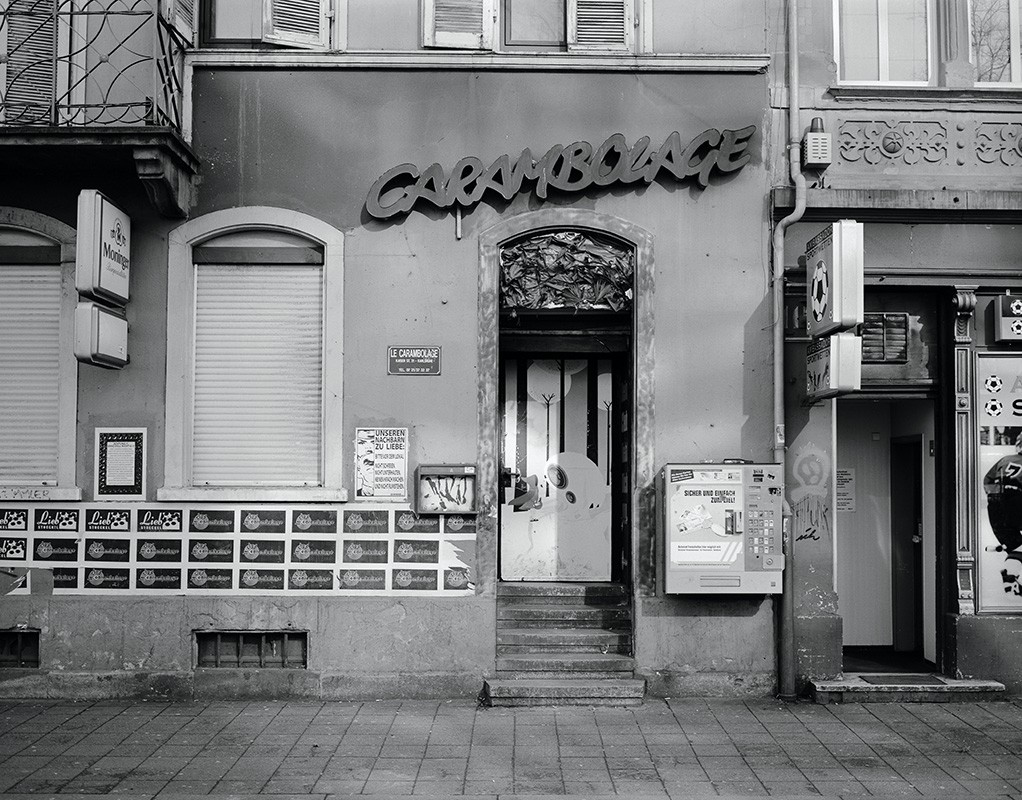 Winter-2009-10-17.jpg - Dieses Bild zeigt die Frontseite des "Carambo" in Karlsruhe. Ganz unberührt vom Zahn der Zeit ist diese Fassade nicht geblieben. Trotzdem gefällt mir das Licht, das in diesem Moment scheint und das Bild meiner Meinung nach sehr plastisch wirken lässt.