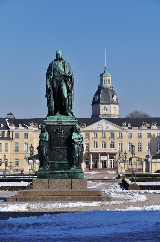 Winter-2009-10-31.jpg - Dies ist übrigens das Schloss in Karlsruhe und davor sieht man den stolzen ehemaligen Besitzer, "Carl Friedrich, Grosherzog von Baden", wie man auf dem Denkmal leicht nachlesen kann.