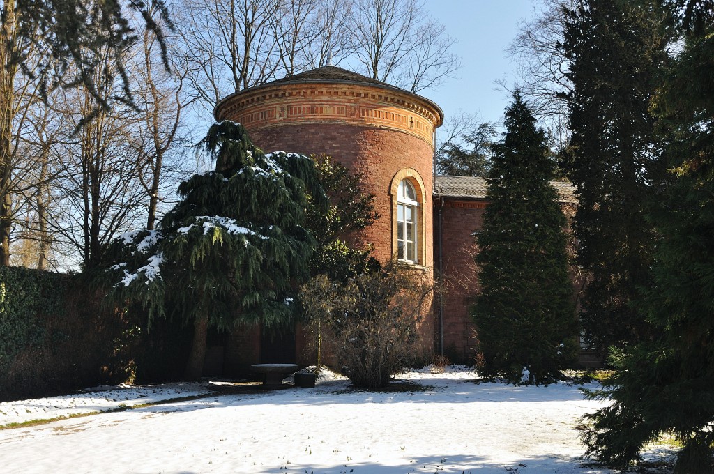 Winter-2009-10-45.jpg - Im Schlosspark findet sich dieser kleine Turm.