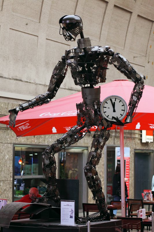 Zoo-Karlsruhe-Mai2009-01.jpg - Einmal wieder die Skulptur im Bahnhof Karlsruhe. Wenn Sie mich fragen, hat der Typ nicht nur eine Schraube locker ;-)
